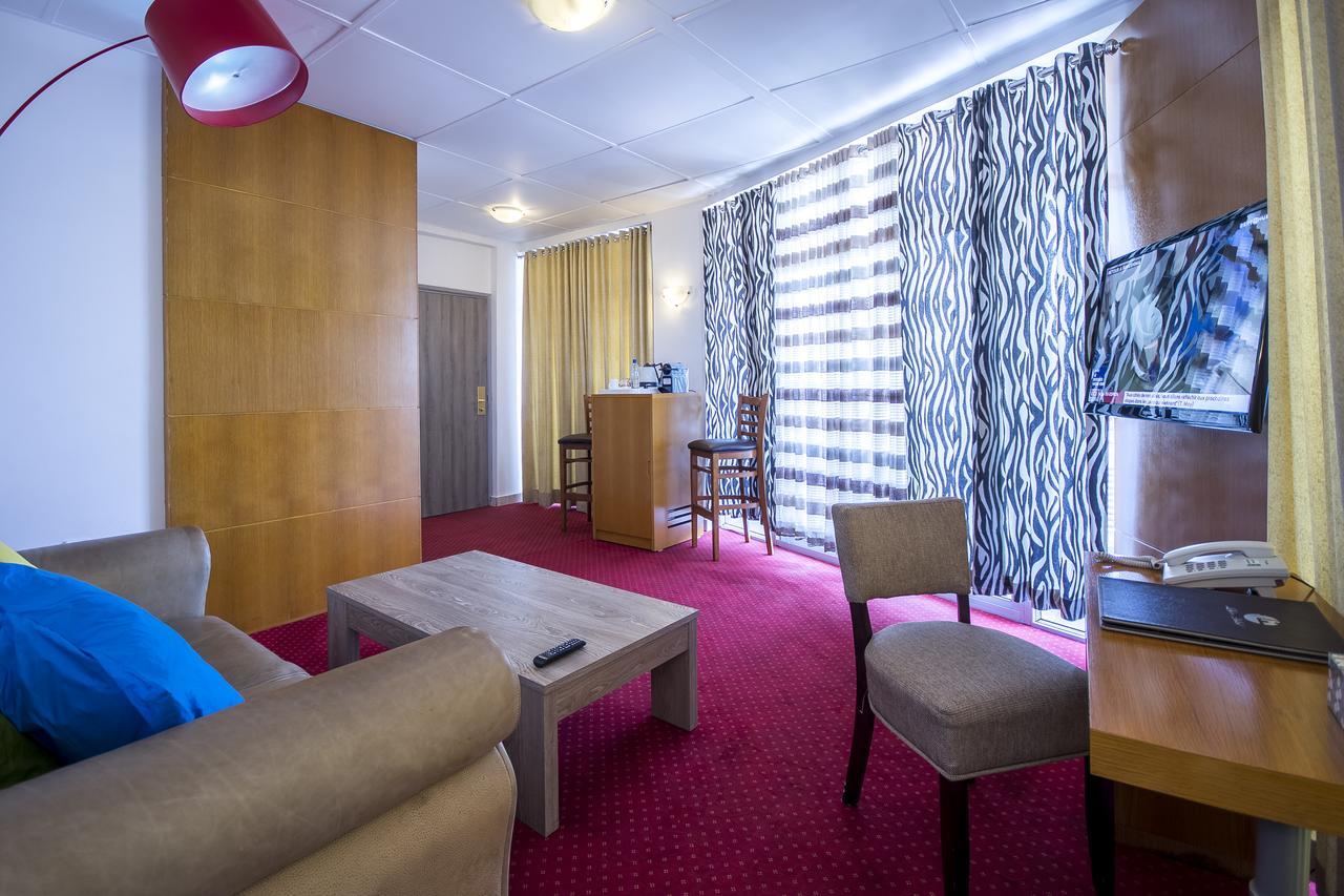 Leon Hotel Киншаса Экстерьер фото