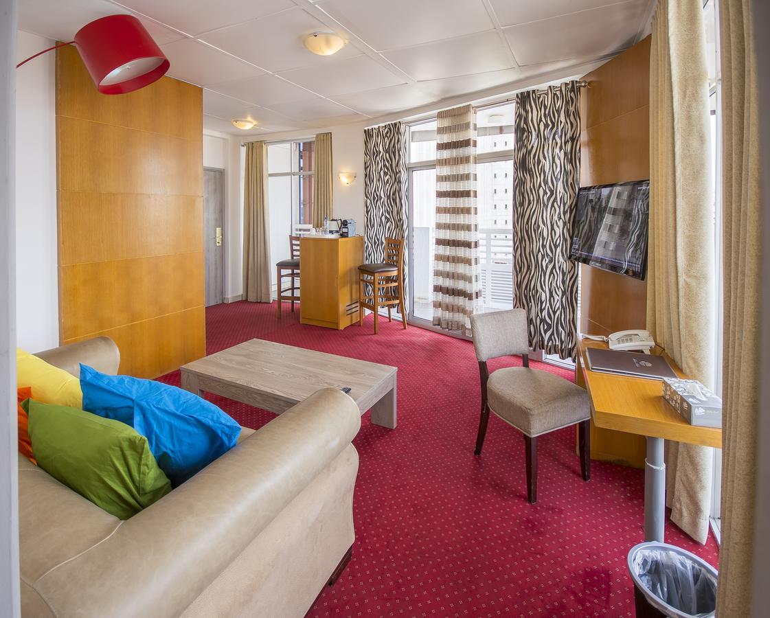 Leon Hotel Киншаса Экстерьер фото