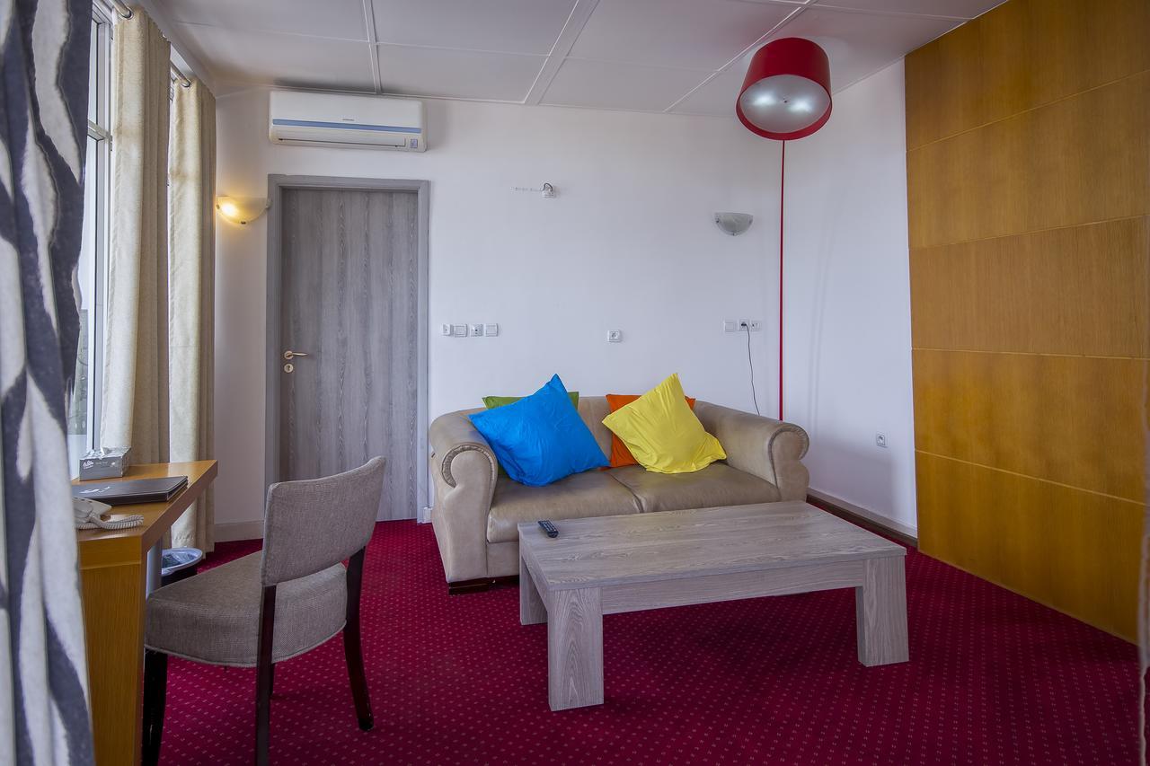 Leon Hotel Киншаса Экстерьер фото